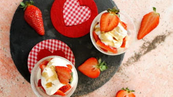 Dessertcreme mit Joghurt und Erdbeeren