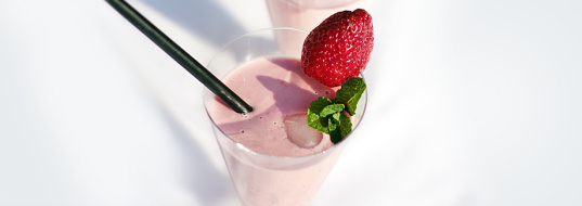 Erdbeer-Joghurt-Shake mit Leinöl und Himbeerbalsamico