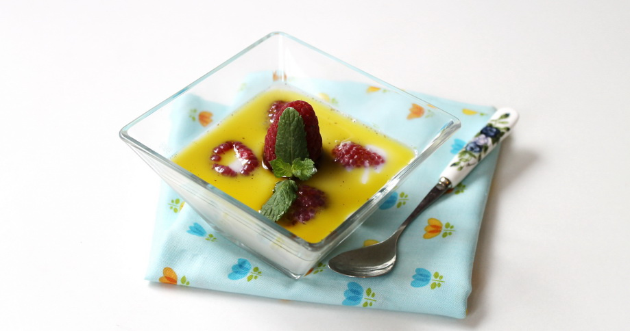 Panna Cotta mit Himbeeren und Pistazienöl