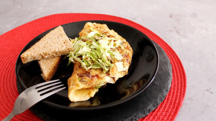 Omelett mit Wirsing und Kürbiskernöl