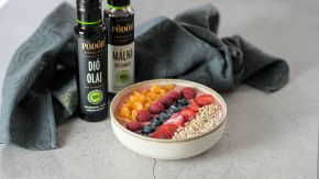 Erfrischende Erdbeer-Himbeer-Smoothie-Bowl mit Walnussöl und Himbeerbalsamico
