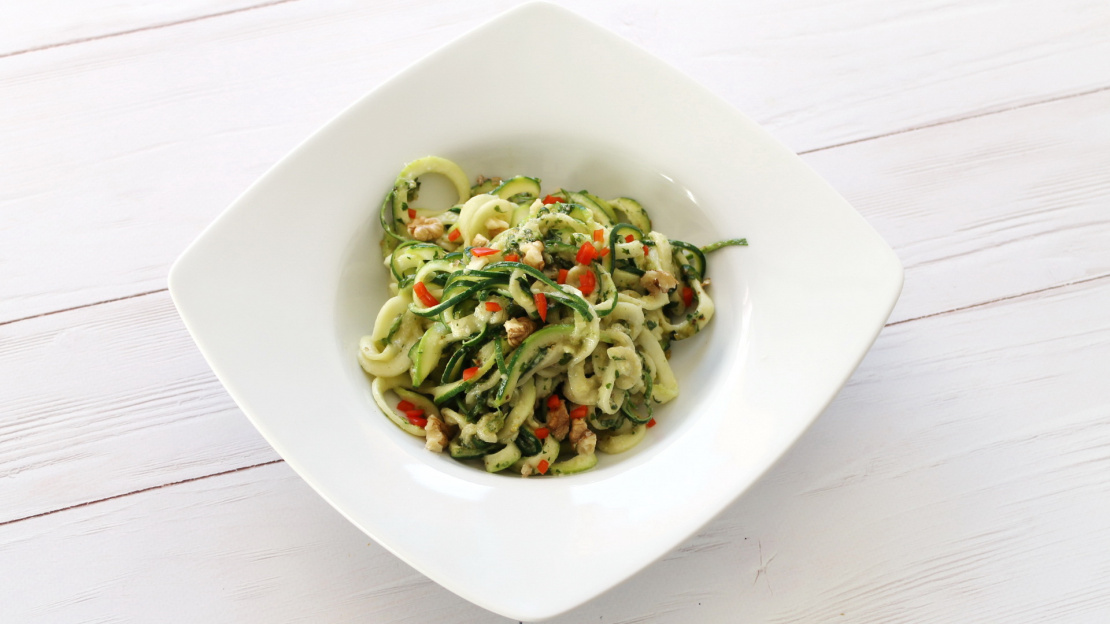 Zucchinispaghetti mit Pesto