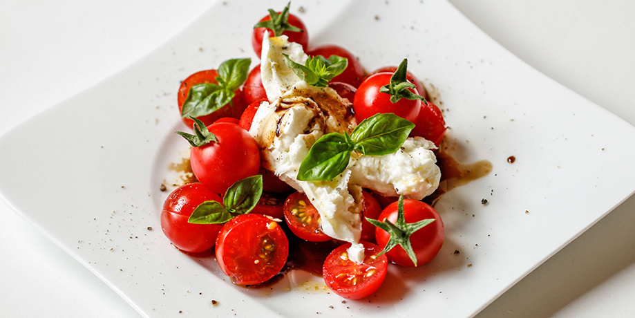 Tomatensalat mit Büffelmozzarella, Leindotter- und Mariendistelöl