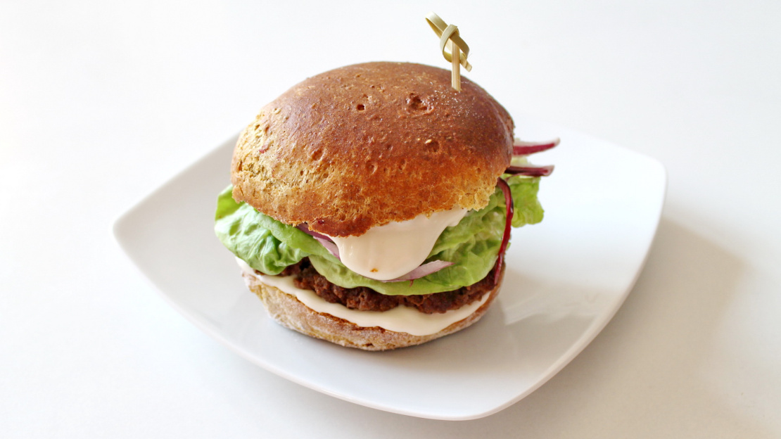 Hausgemachter Burger mit Feinschmecker-Mayonnaise