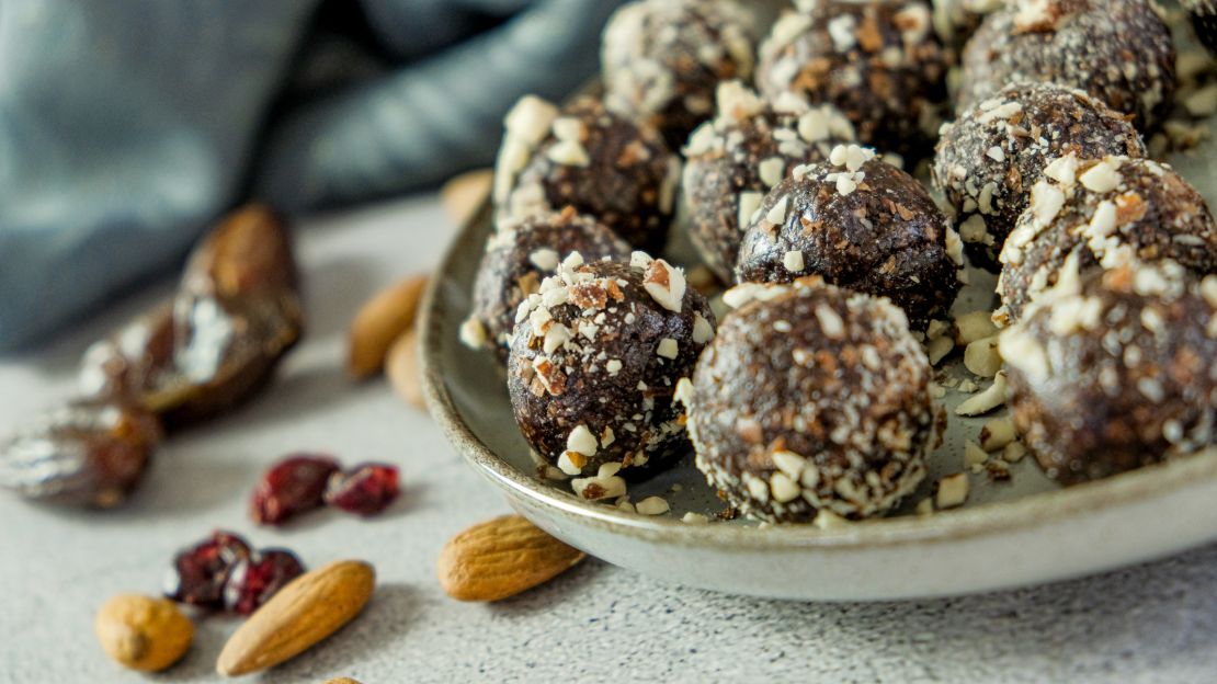  Veganer, gesunder, energiereicher Snack mit Mandel- und Haselnussöl
