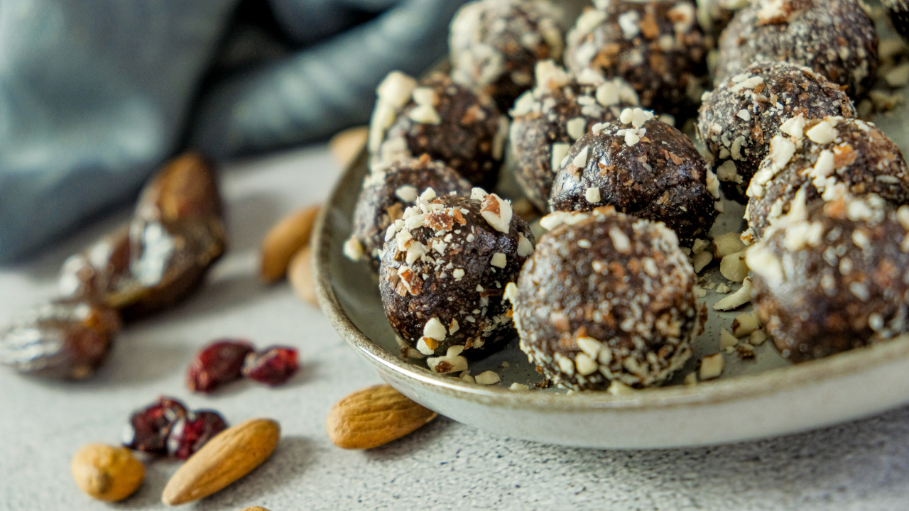  Veganer, gesunder, energiereicher Snack mit Mandel- und Haselnussöl