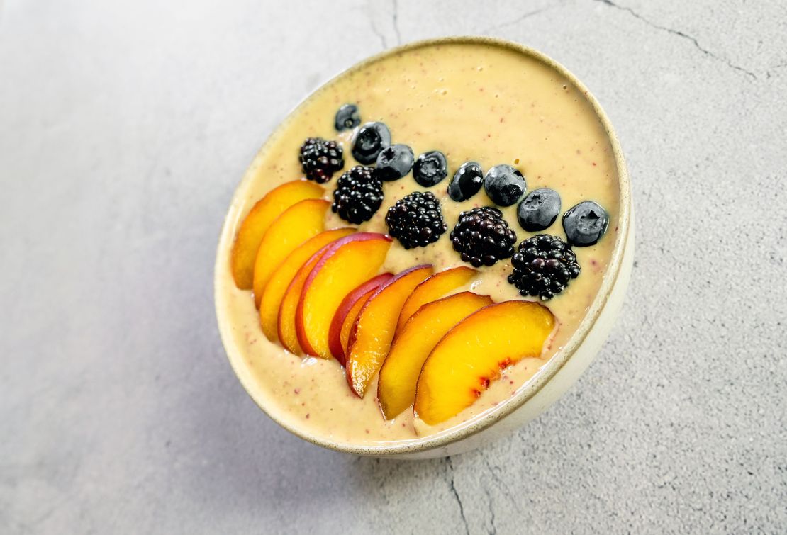 Pfirsich-Smoothie-Bowl mit Pödör Haselnussöl und Apfelessig