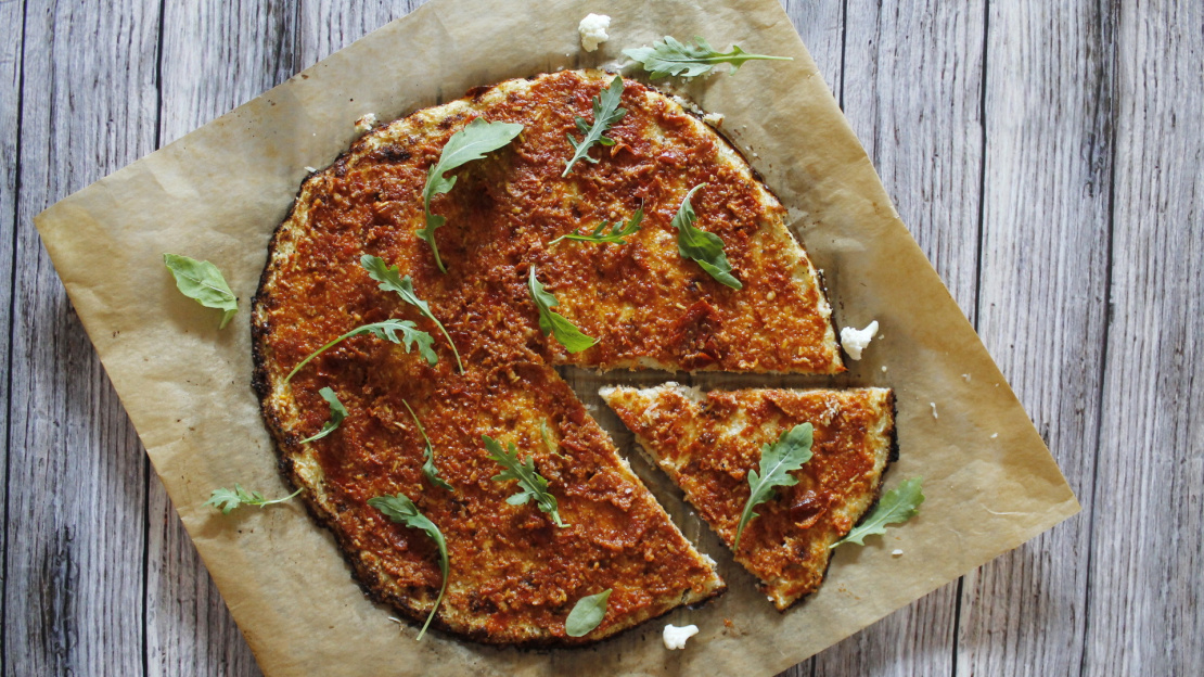 Blumenkohl-Pizza mit einer Sauce aus getrockneten Tomaten