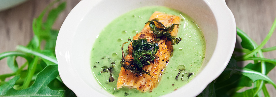 Rucola-Cremesuppe mit Lachs und Haselnussöl