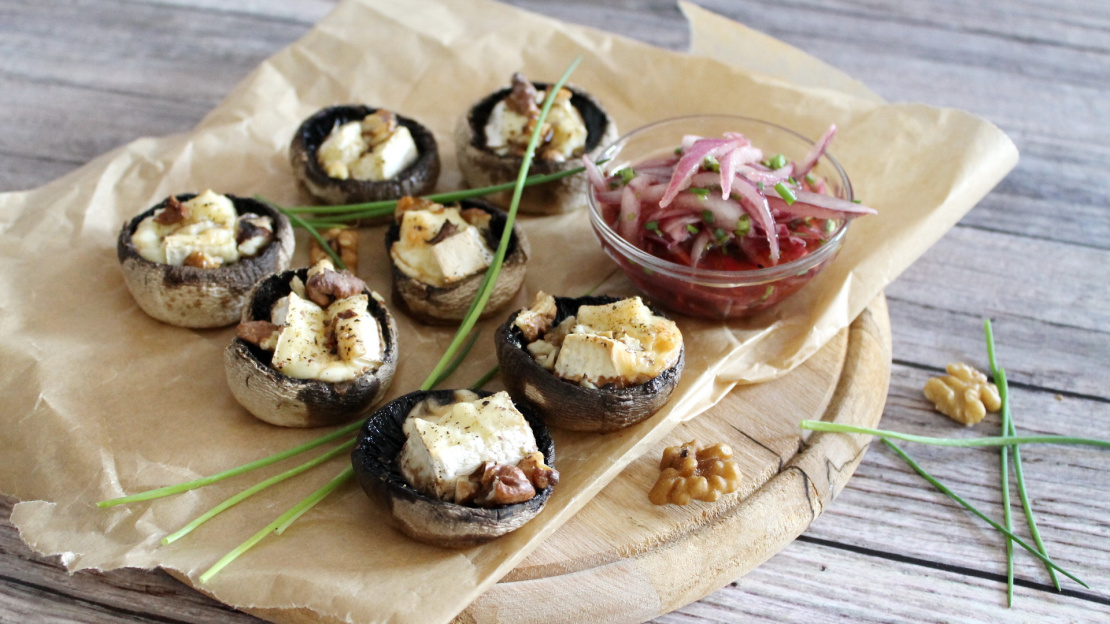 Mit Camembert gefüllte Pilze an mariniertem Zwiebelsalat