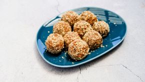 Karottenkuchen-Energiebällchen ohne Backen mit Walnussöl