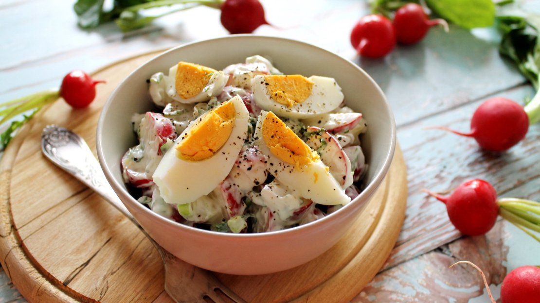 Frühlingshafter Radieschen-Salat mit Joghurt