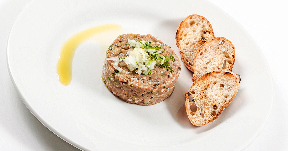 Beef Tartare mit Pödör Zweigelt Traubenkernöl und Pödör Apfelbalsamicosenf