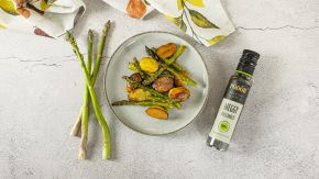 Frühlingsbeilage mit grünem Spargel