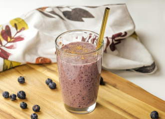 Heidelbeer-Smoothie mit Pödör Bio Avocadoöl und rotem Aceto Balsamico