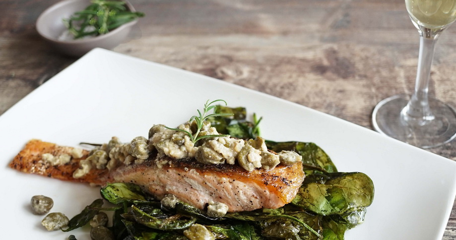 Lachsfilet mit Sekt, Kapern und Traubenkernöl