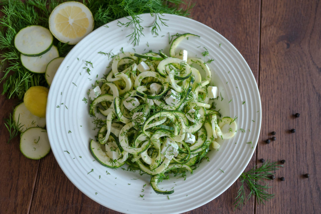 Zucchinisalat mit Fetakäse und Dill, Pödör Traubenkernöl und Pödör Apfelessig