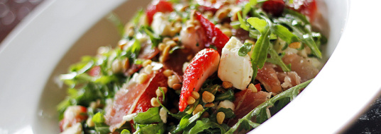 Erdbeer-Rucola-Salat mit Schinken