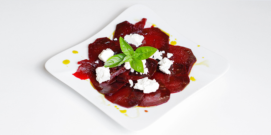 Leichtes Carpaccio von Roter Bete mit Pistazienöl, Schwarzer Johannisbeerbalsamico und Ziegenkäse