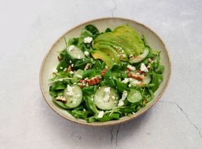 Frischer sommerlicher Avocado-Blattsalat mit Haselnussöl