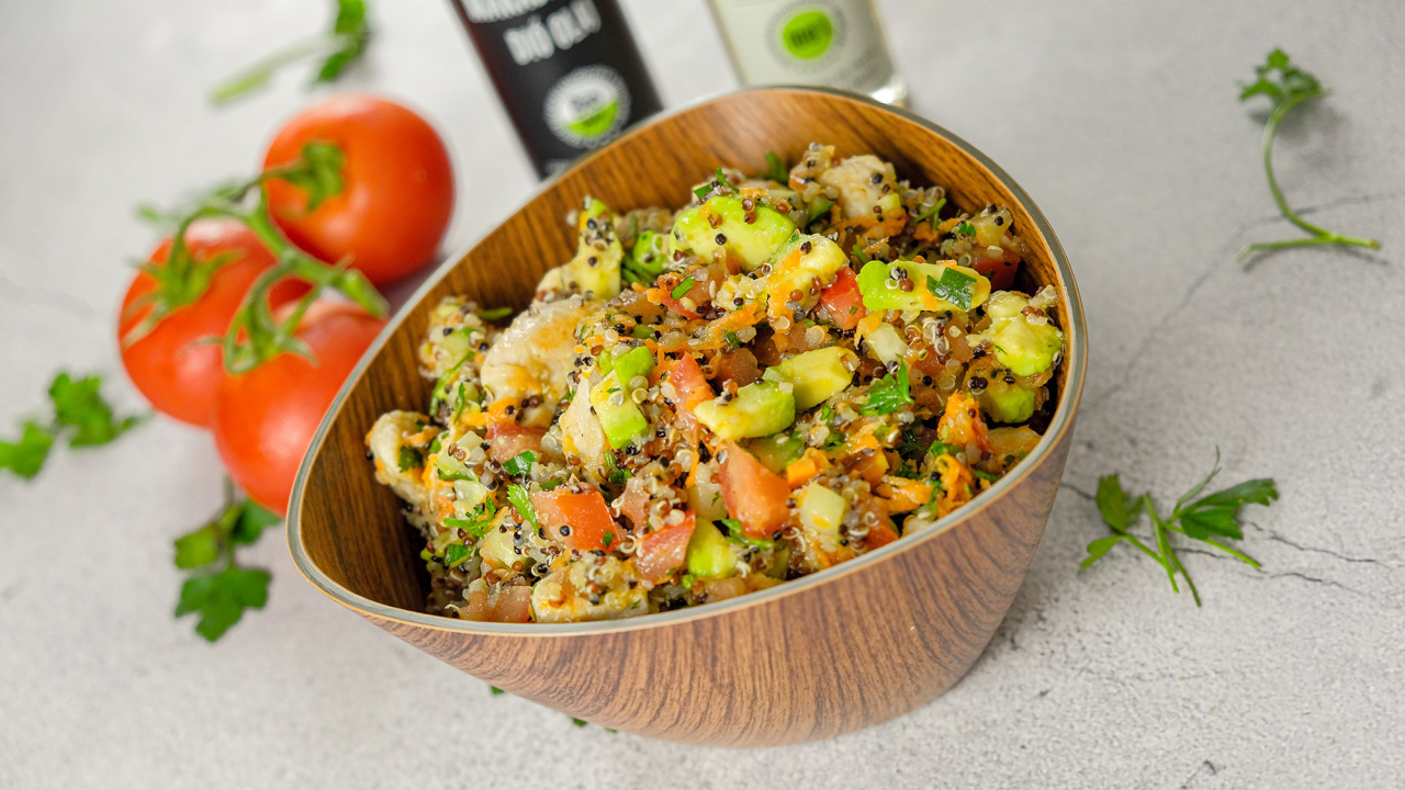 Quinoasalat mit Hähnchen, Bio Macadamiaöl und Quittenessig