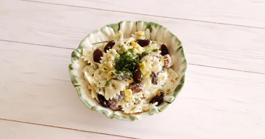 Schneller Nudelsalat mit Gemüse und Mayonnaise