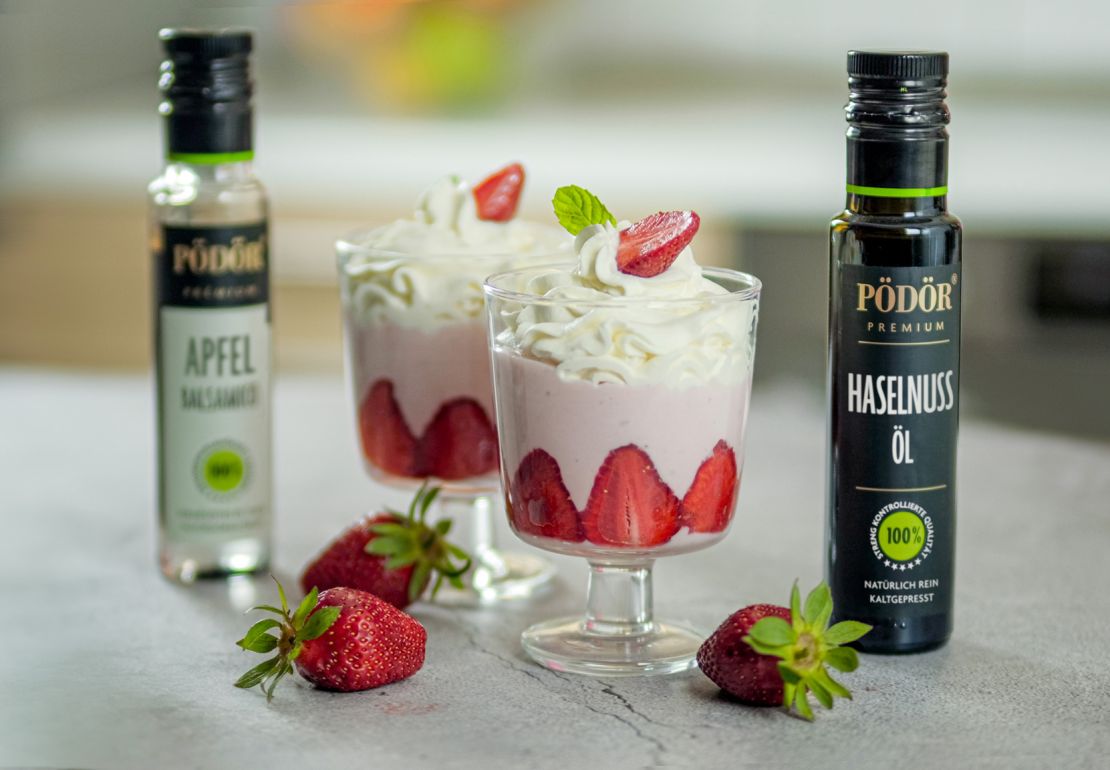 Blitzschnelle Erdbeermousse mit Haselnussöl und Apfelbalsamico