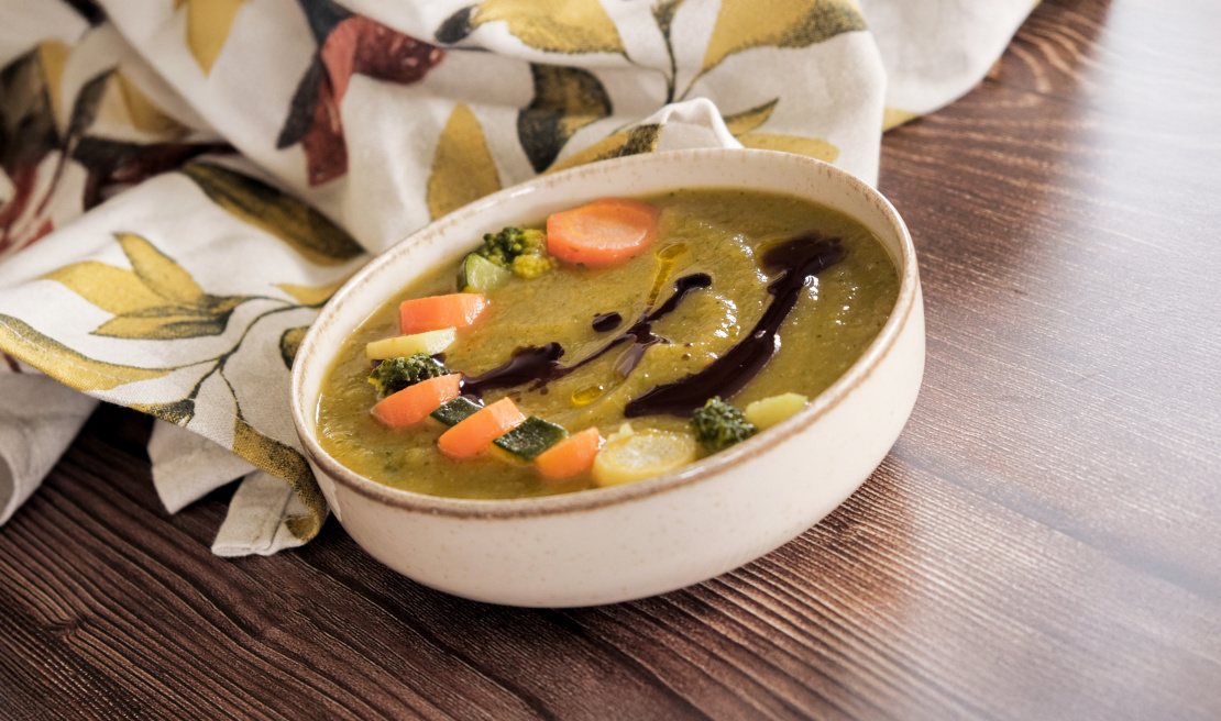 Cremige Gemüsesuppe mit Leinöl und Kürbiskernöl