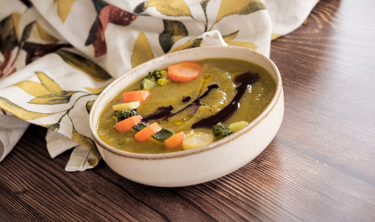 Cremige Gemüsesuppe mit Leinöl und Kürbiskernöl