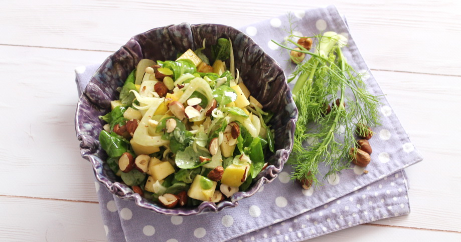 Fenchelsalat mit Äpfeln und Haselnussöl-Dressing