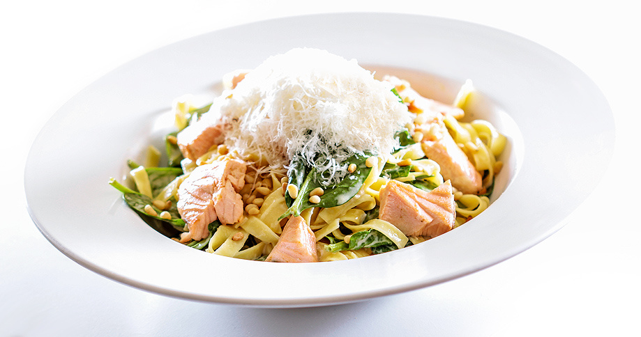 Carbonara mit Pödör Pinienkernöl und Lachs