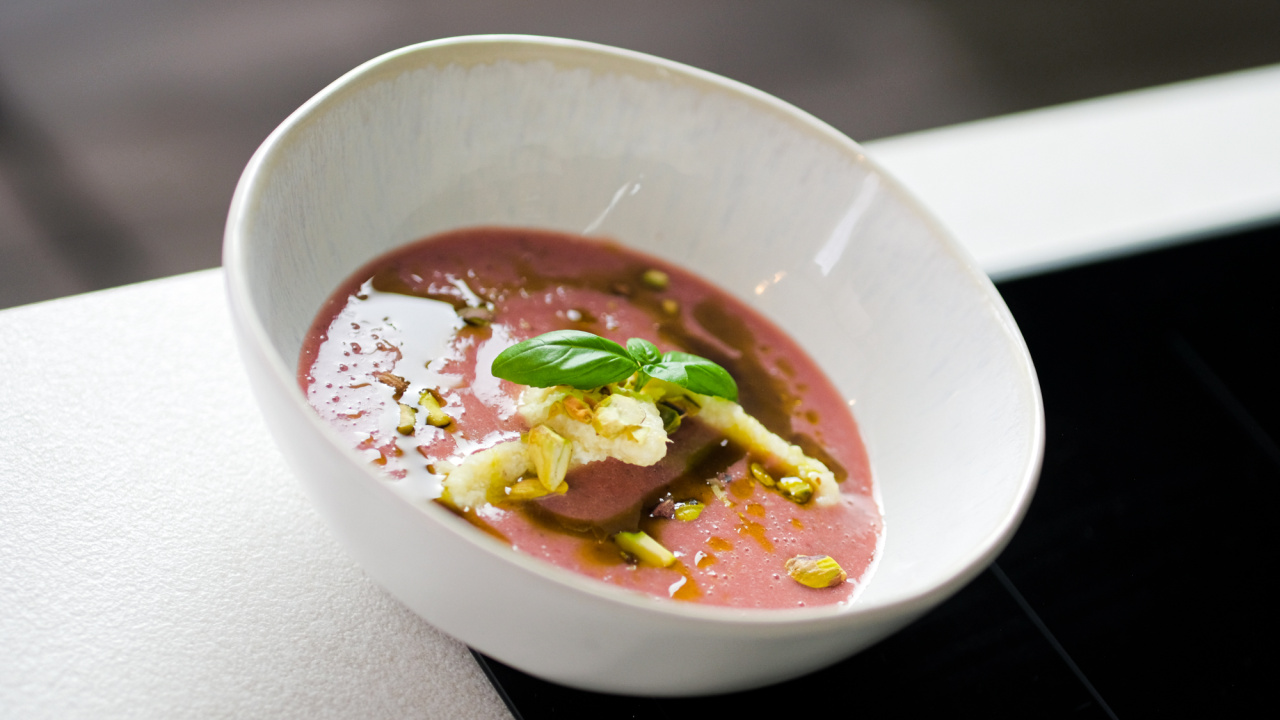 Erdbeer-Cremesuppe mit Quarkknödeln und Pistazienöl