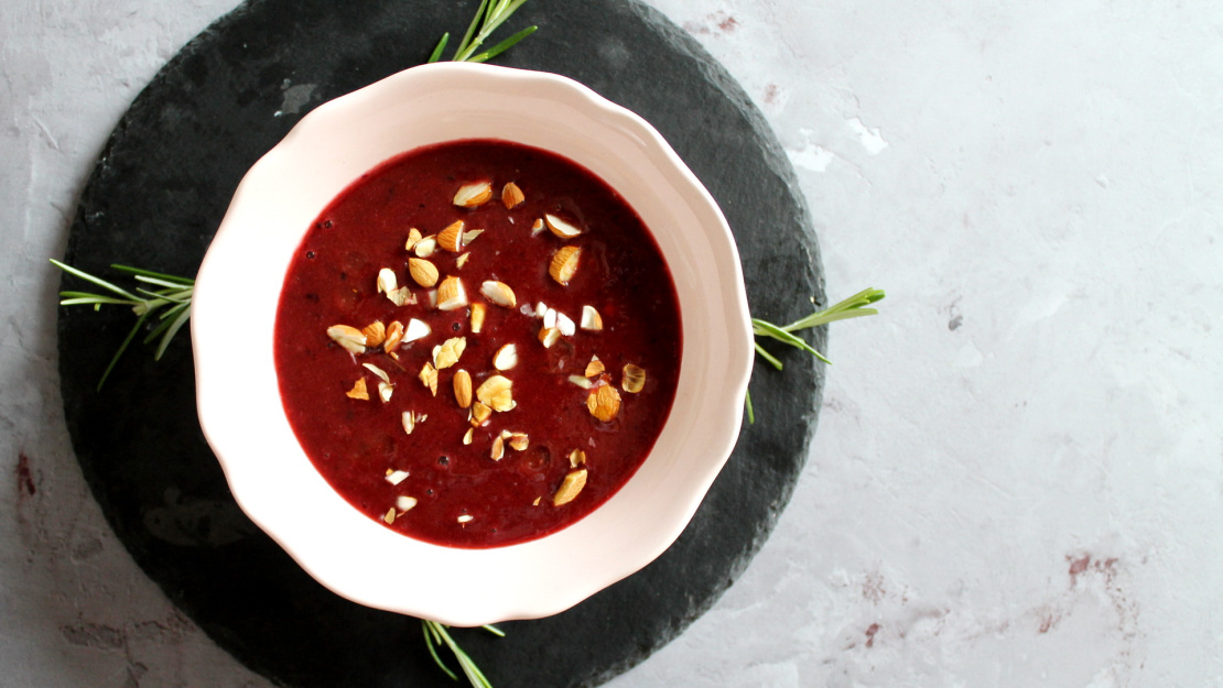 Cremesuppe aus gebackenen Pflaumen