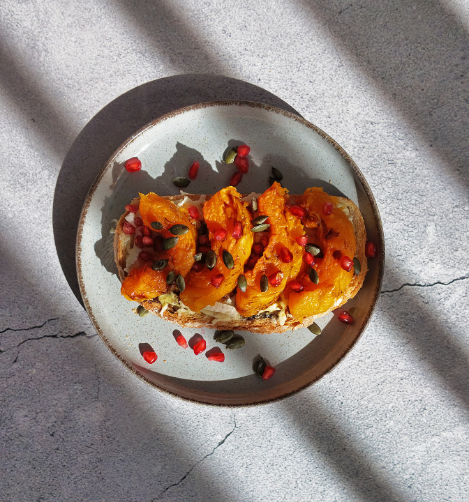 Kürbis-Toast mit Camembert und Kürbiskernöl