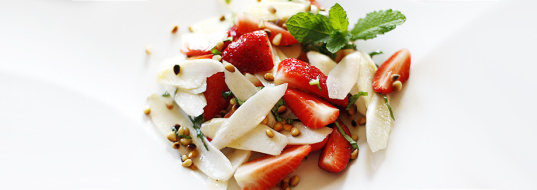 Erdbeer-Spargel-Salat mit Pödör Erdmandel-Leindotter-Aprikosen-Dressing