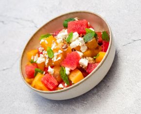 Sommerlicher Melonensalat mit Mohnöl und Sauerkirschbalsamico