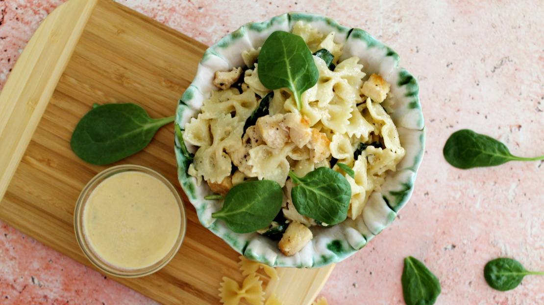 Nudelsalat mit Hühnchen und Mayonnaise