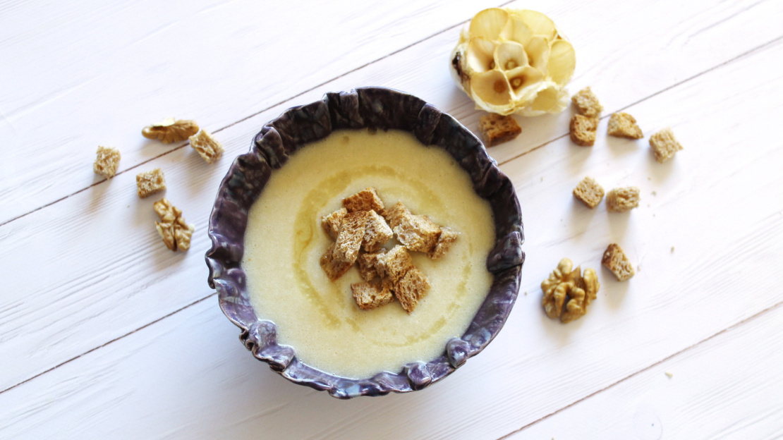 Knoblauchcremesuppe mit Walnussöl-Croutons