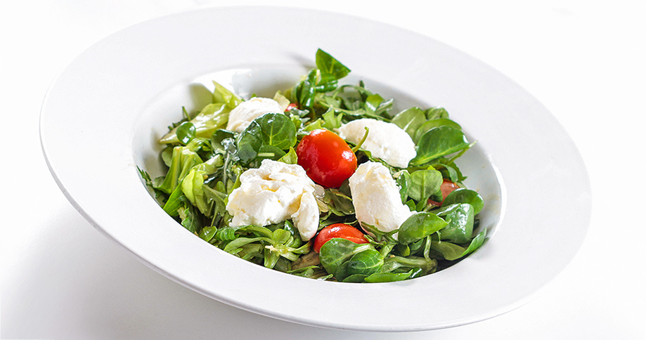 Salat mit Pödör Haselnussöl, Pödör Aprikosenessig und Ziegenkäse