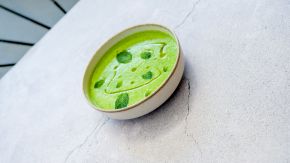 Erfrischende grüne Gazpacho (kalte Gemüsesuppe) mit Mariendistelsamenöl