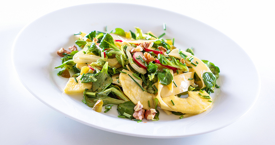 Pödör Emmentaler Salat mit Pödör Rapsöl und Pödör Apfelbalsamico