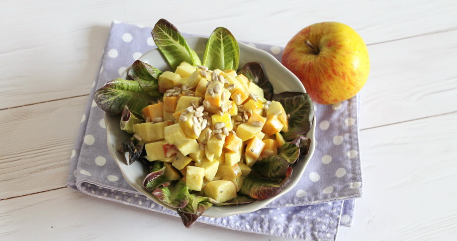 Apfelsalat mit Käse und Kürbiskernöl