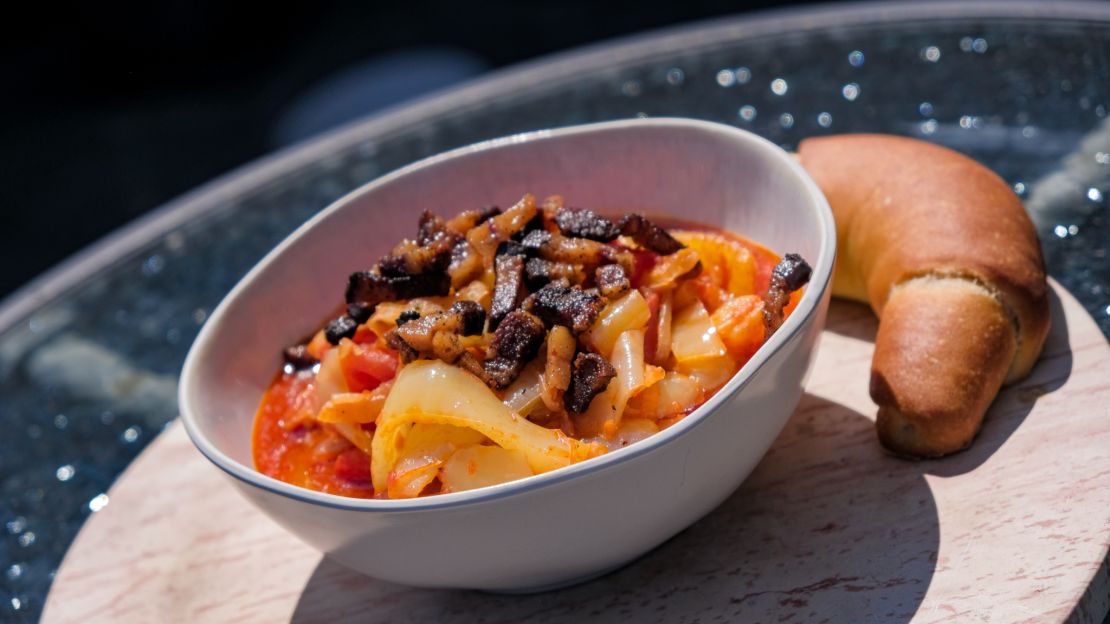 Letscho mit Chiliöl und Himbeeressig