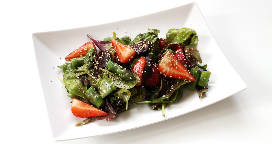 Frühlingssalat mit Spargel und Erdbeeren
