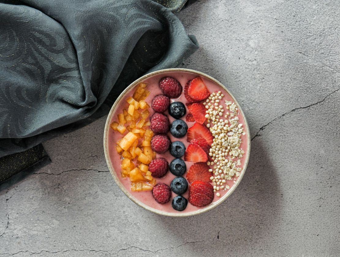 Erfrischende Erdbeer-Himbeer-Smoothie-Bowl mit Walnussöl und Himbeerbalsamico
