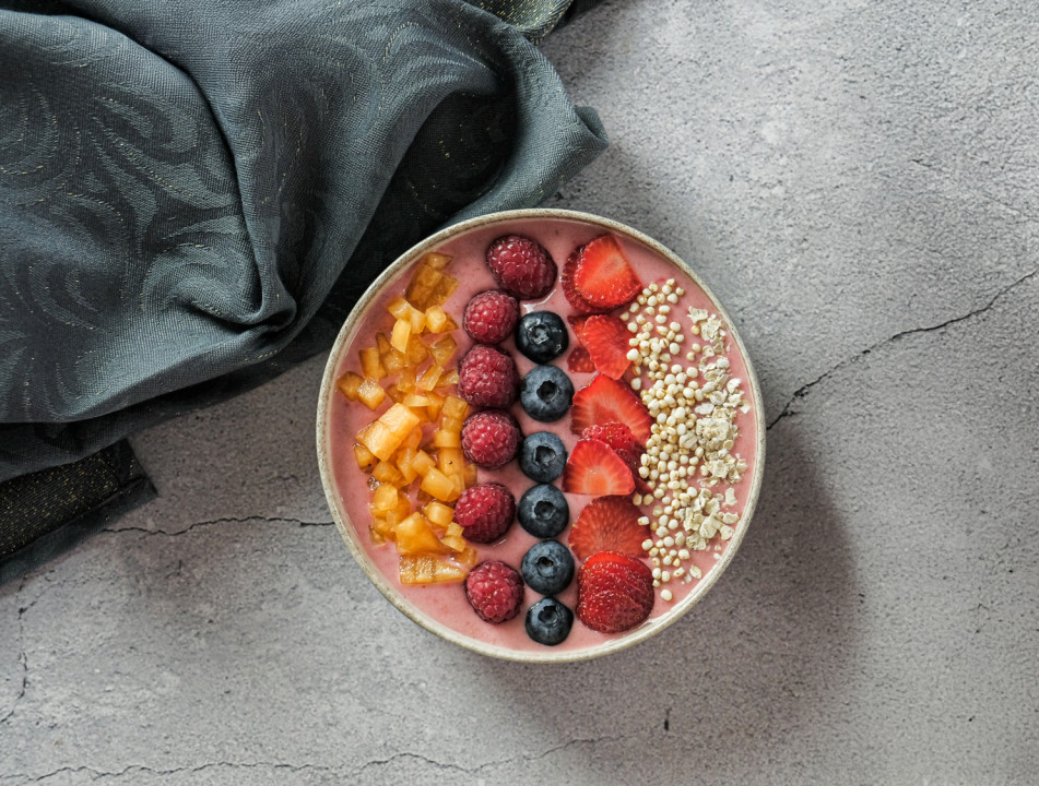 Erfrischende Erdbeer-Himbeer-Smoothie-Bowl mit Walnussöl und Himbeerbalsamico