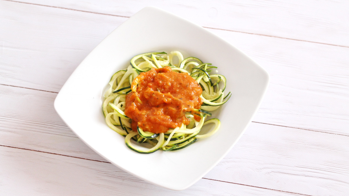 Zucchinispaghetti mit Tomatensauce