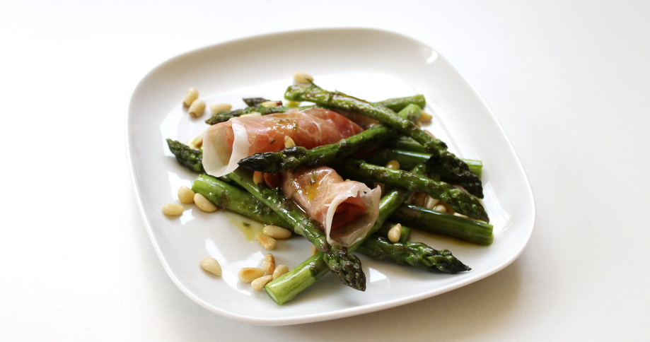 Gegrillter Spargel mit Pinienkernöl-Dressing