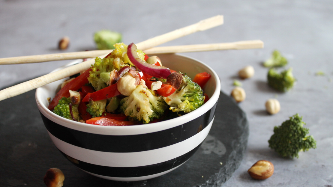 Brokkoli Wok-Gemüse mit Haselnüssen