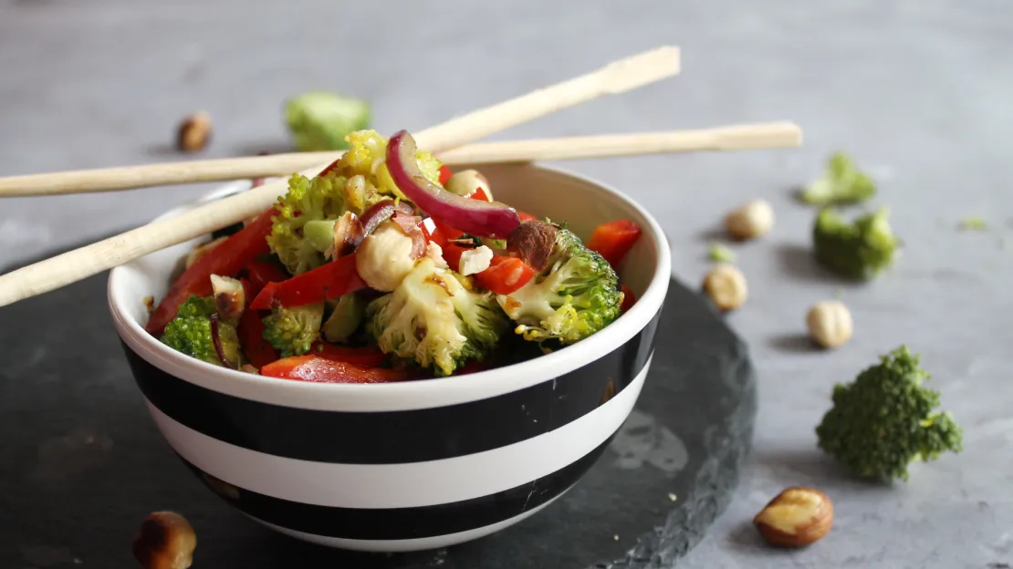 Brokkoli Wok-Gemüse mit Haselnüssen